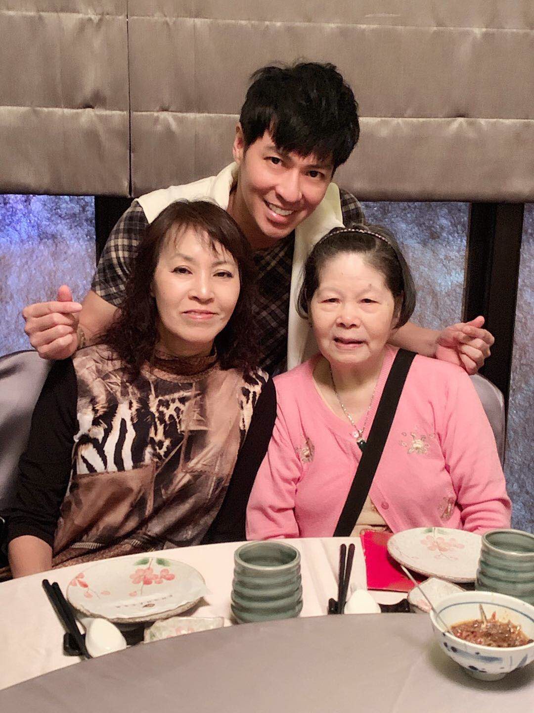 沒見過生父！紅孩兒成員「由媽媽獨自帶大」隨繼父姓　長大後尋根「揭開當年真相」落淚：我錯怪爸了