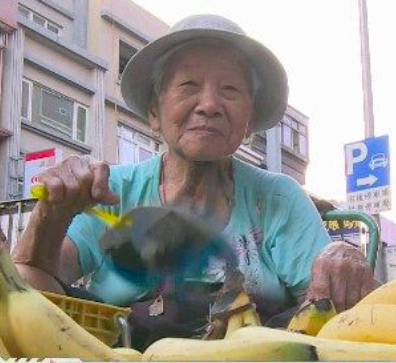 寧苦自己！9旬嬤「蹲地賣水果60年」賺不多卻掏錢給遊民　獨居6坪陋室「慷慨當積福」：我很快樂