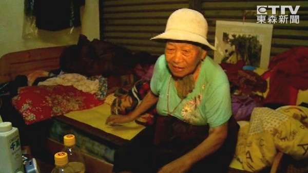 寧苦自己！9旬嬤「蹲地賣水果60年」賺不多卻掏錢給遊民　獨居6坪陋室「慷慨當積福」：我很快樂