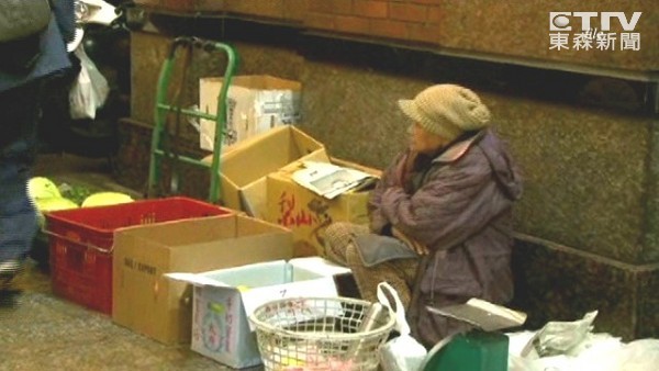 寧苦自己！9旬嬤「蹲地賣水果60年」賺不多卻掏錢給遊民　獨居6坪陋室「慷慨當積福」：我很快樂