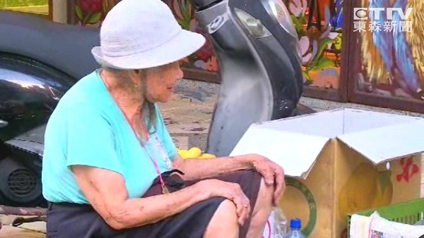 寧苦自己！9旬嬤「蹲地賣水果60年」賺不多卻掏錢給遊民　獨居6坪陋室「慷慨當積福」：我很快樂