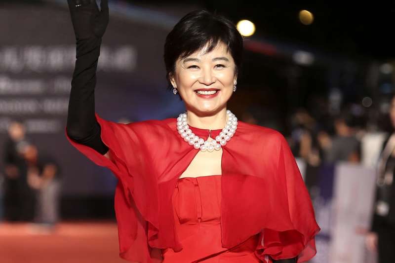 66歲林青霞近照曝光！穿「緊身衣爬山」展示玲瓏身段　「一頭紅髮」超顯年輕網友：老了仍是女神