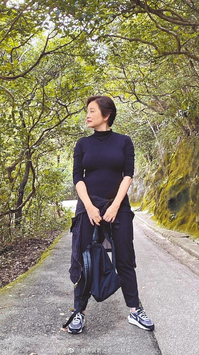 66歲林青霞近照再曝光！全素顏「攜友人登山」　緊身登山服凸顯身材「一頭紅髮惹眼」：老了仍是女神