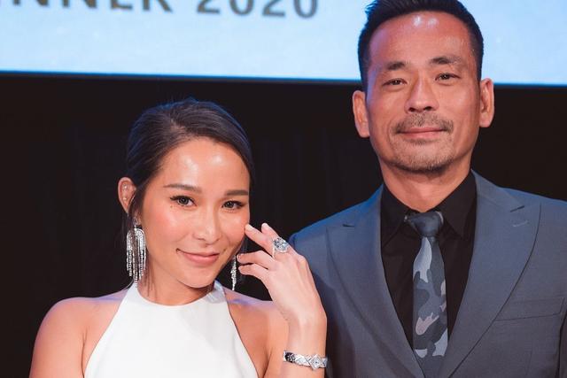 付3億分手費情斷5年小三！正宮40歲生日「手戴鴿子蛋大秀恩愛」　奪夫大戰完勝露笑容：幸運是我