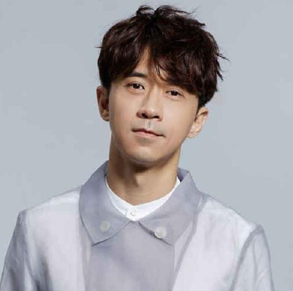 簡直不科學！50歲光良「曬健碩腹肌照」12%體脂身材碾壓20歲小鮮肉　曾談過「超5段戀愛」至今未婚 