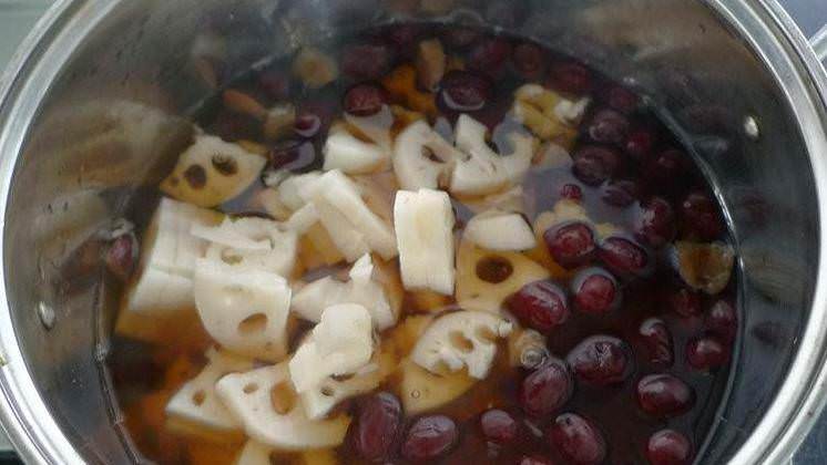 秋冬鼻子易過敏的朋友必看！分享一個食譜療方「蓮藕紅棗水」能幫你改善鼻子不適　 堅持燉湯喝「鼻炎慢慢改善了」