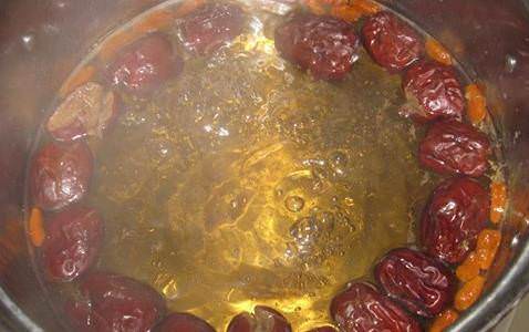 秋冬鼻子易過敏的朋友必看！分享一個食譜療方「蓮藕紅棗水」能幫你改善鼻子不適　 堅持燉湯喝「鼻炎慢慢改善了」