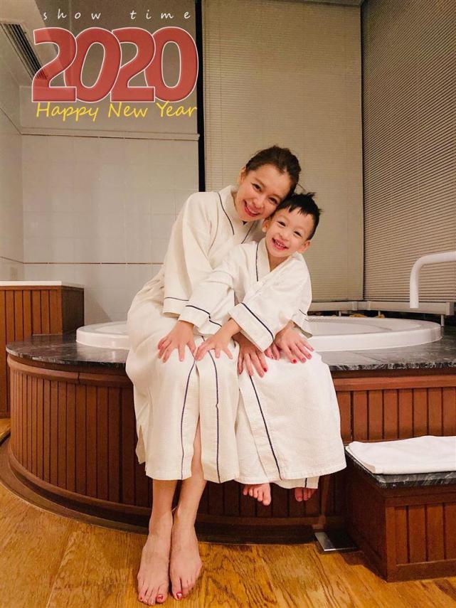 賈靜雯一家「與友人聚會」齊過萬聖節！BO妞俏皮活潑萌態百出　咘咘「同框徐若瑄兒」青梅竹馬超有愛