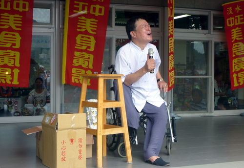 消失整整8年！阿吉仔一夕負債3千萬「被迫街頭賣唱」　不輕易落淚認輸「如今近況曝光」超激勵人心