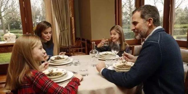 吃飯都不能放鬆！西班牙公主「未來女王的嚴苛之路」公開　面對爸爸「難得展現撒嬌魅力」融化全國