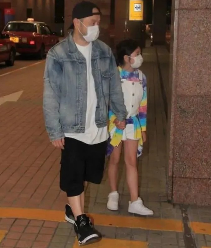 邱淑貞老公半年巨虧3億！攜妻女外出聚餐「面對記者全程冷臉」   曾被業主追租24次「關閉多家店鋪」