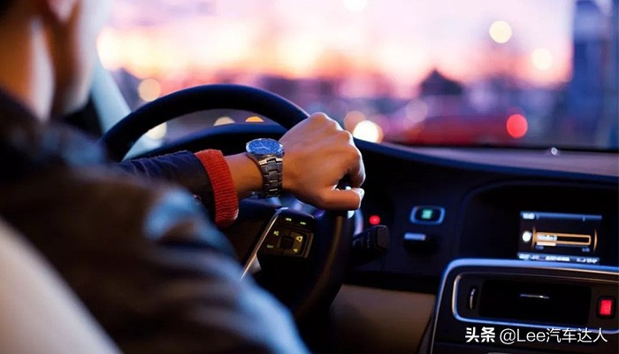 超準！7種「握方向盤的姿勢」暴露駕駛員的性格　看看你屬於哪一種？