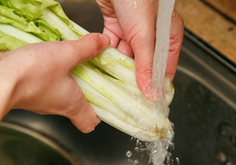 洗錯農藥全下肚！譚敦慈曝「NG洗菜方法」太多人會犯　「用小蘇打清洗」毒素恐加重：別亂加料