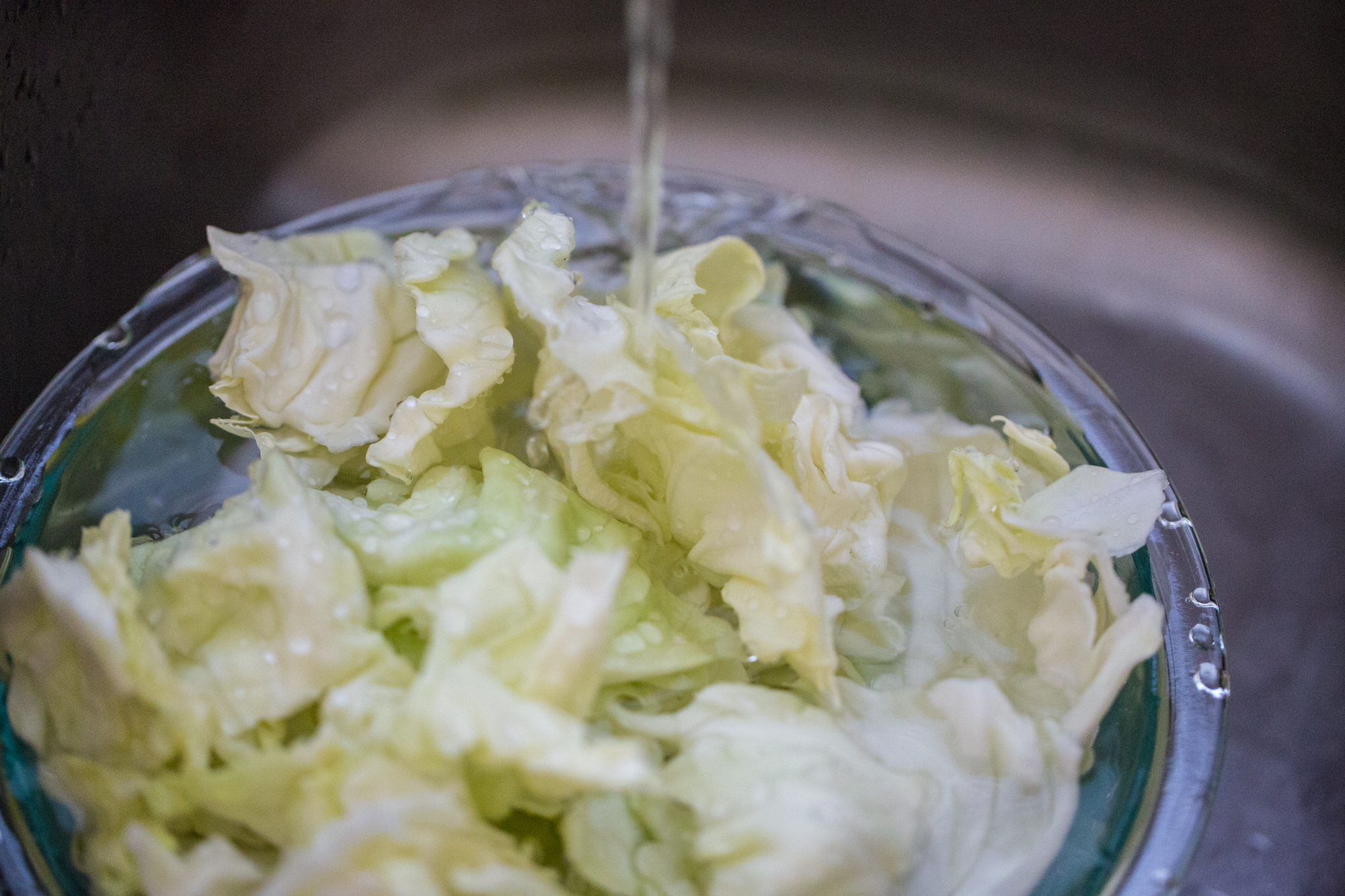 洗錯農藥全下肚！譚敦慈曝「NG洗菜方法」太多人會犯　「用小蘇打清洗」毒素恐加重：別亂加料