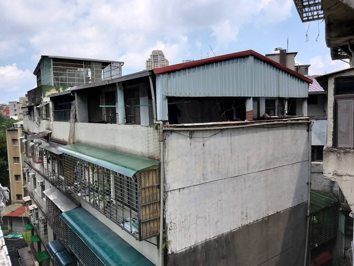 透天3樓多一扇門！網友路過疑惑「感覺沒有用途啊」　內行一眼曝功用：「不是基本常識嗎」