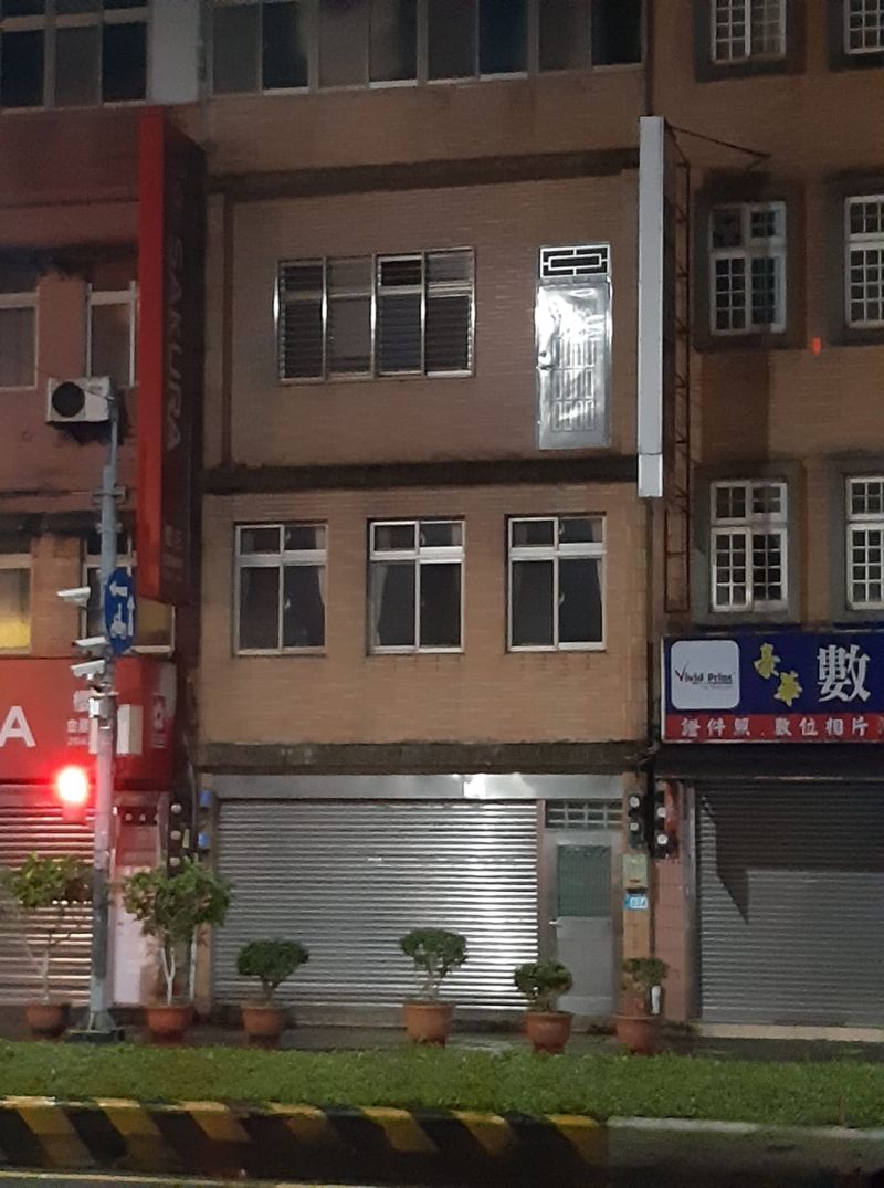 透天3樓多一扇門！網友路過疑惑「感覺沒有用途啊」　內行一眼曝功用：「不是基本常識嗎」