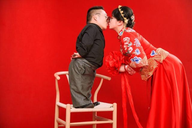 本事夠大的！90公分袖珍男娶「160cm長腿美女」　婚後嬌妻提出唯一要求「一般男人難以接受」