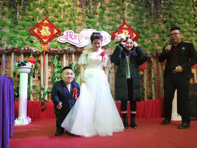 本事夠大的！90公分袖珍男娶「160cm長腿美女」　婚後嬌妻提出唯一要求「一般男人難以接受」