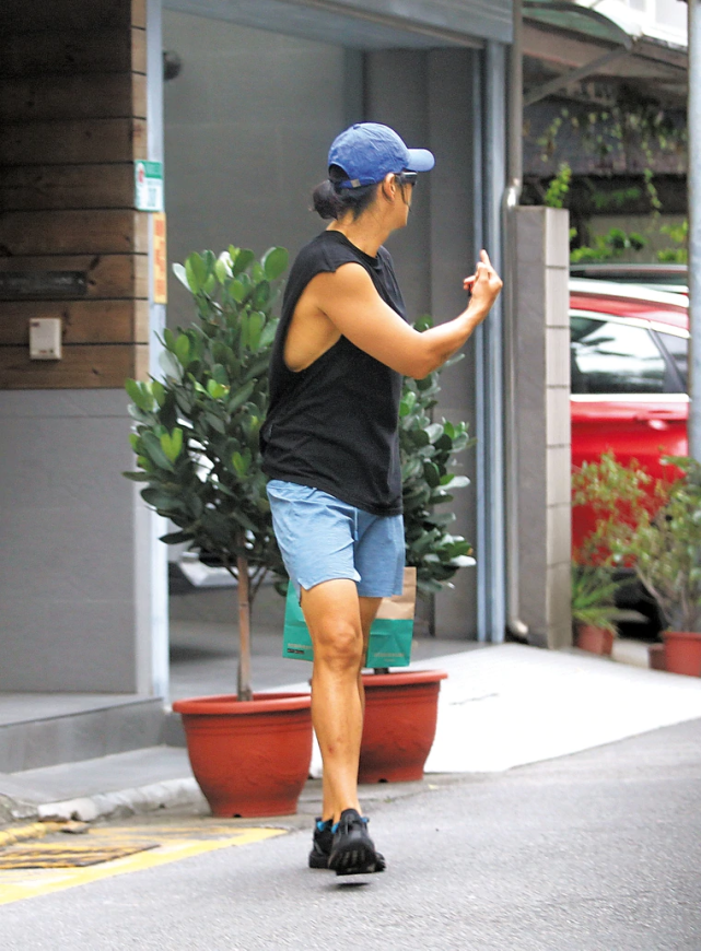 暖男形象大轉變？彭於晏「拎外賣」街頭疾走　被路人指點滿臉不爽「怒豎中指」兩派網友吵翻天