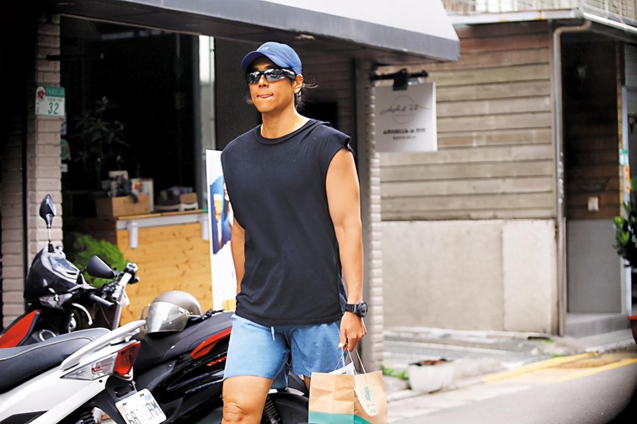 暖男形象大轉變？彭於晏「拎外賣」街頭疾走　被路人指點滿臉不爽「怒豎中指」兩派網友吵翻天