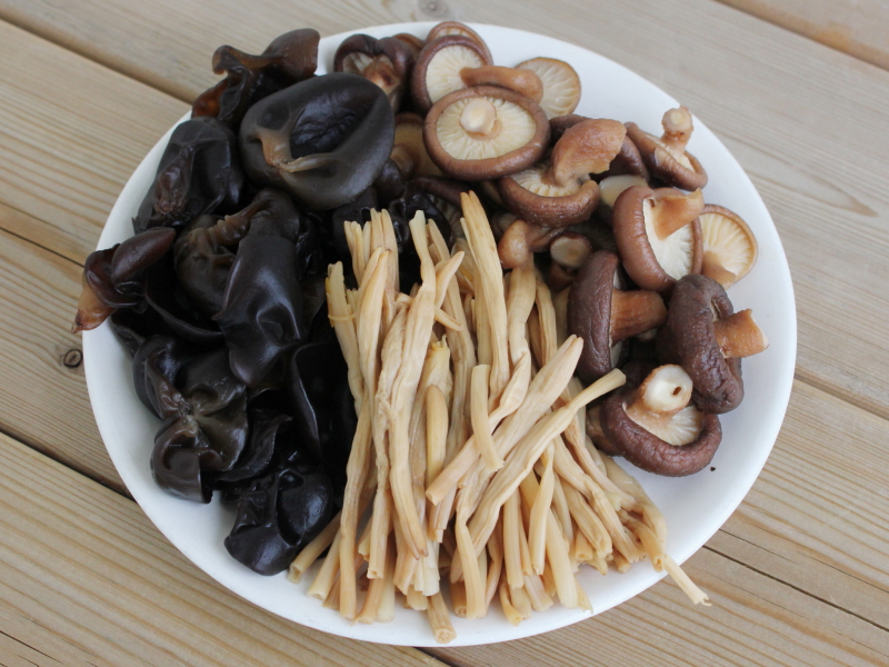 小雞燉三鮮！雞腿香菇木耳燜煮「不用一滴油」太鮮了  　秋天進補必吃食譜收藏
