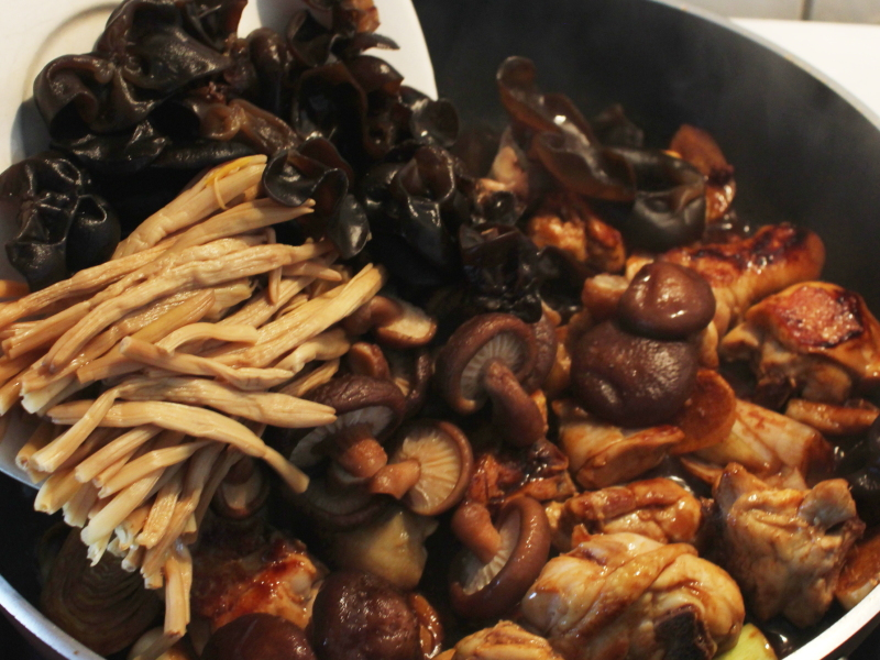 小雞燉三鮮！雞腿香菇木耳燜煮「不用一滴油」太鮮了  　秋天進補必吃食譜收藏