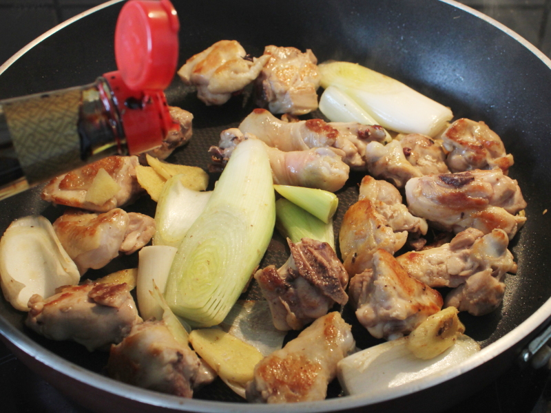 小雞燉三鮮！雞腿香菇木耳燜煮「不用一滴油」太鮮了  　秋天進補必吃食譜收藏