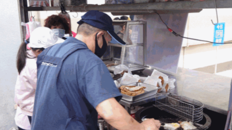 欠健保費12萬！蔥油餅阿伯「苦求別拿餐車抵債」：唯一生財工具　執法人員「送暖送到底」網讚翻：好有人情味