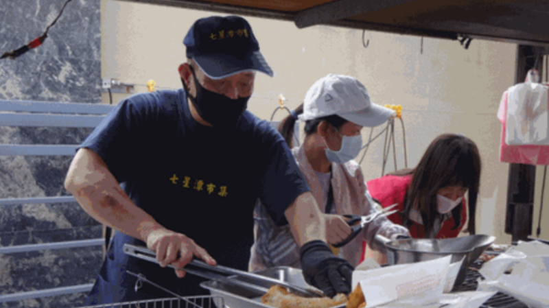 欠健保費12萬！蔥油餅阿伯「苦求別拿餐車抵債」：唯一生財工具　執法人員「送暖送到底」網讚翻：好有人情味