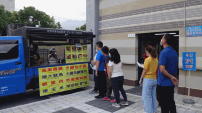 欠健保費12萬！蔥油餅阿伯「苦求別拿餐車抵債」：唯一生財工具　執法人員「送暖送到底」網讚翻：好有人情味