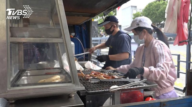 欠健保費12萬！蔥油餅阿伯「苦求別拿餐車抵債」：唯一生財工具　執法人員「送暖送到底」網讚翻：好有人情味