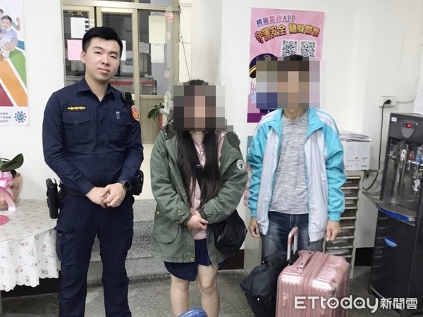 終於接回家！中壢乞討短褲妹「待警局不急著走」　家人無奈曝「真的沒辦法處理」：送回來她還是會逃