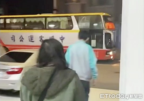 終於接回家！中壢乞討短褲妹「待警局不急著走」　家人無奈曝「真的沒辦法處理」：送回來她還是會逃