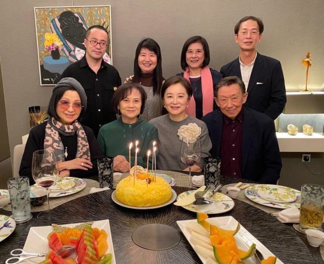 享兒孫福！75歲秦漢「小孫女罕曝光」一雙大眼古靈精怪　閒在家「為孫女下廚」眼神滿滿寵愛