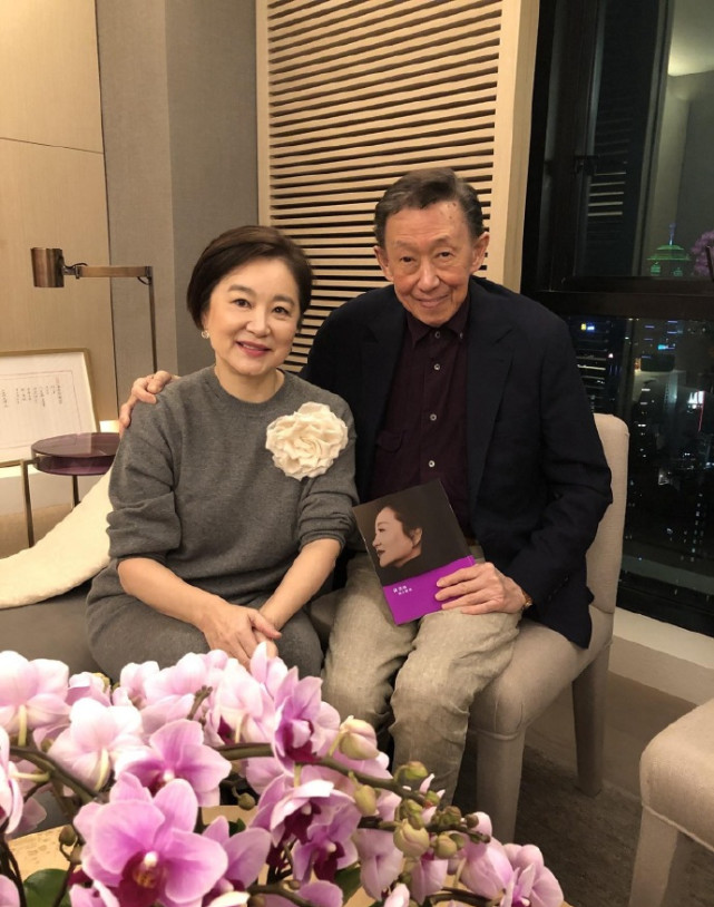享兒孫福！75歲秦漢「小孫女罕曝光」一雙大眼古靈精怪　閒在家「為孫女下廚」眼神滿滿寵愛