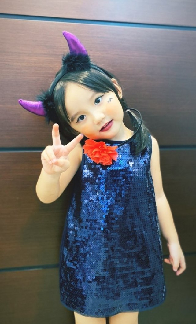 享兒孫福！75歲秦漢「小孫女罕曝光」一雙大眼古靈精怪　閒在家「為孫女下廚」眼神滿滿寵愛