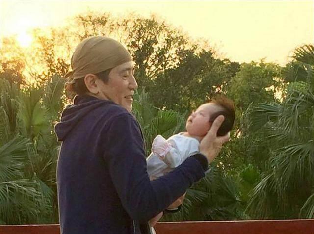 享兒孫福！75歲秦漢「小孫女罕曝光」一雙大眼古靈精怪　閒在家「為孫女下廚」眼神滿滿寵愛