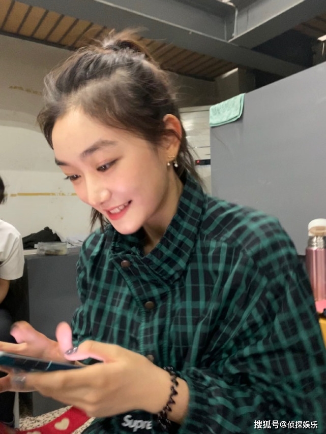 全家高顔值！孫儷「同父異母妹妹」上大學後越來越美　低頭淺笑「五官精緻越長越像姐姐」還是個學霸