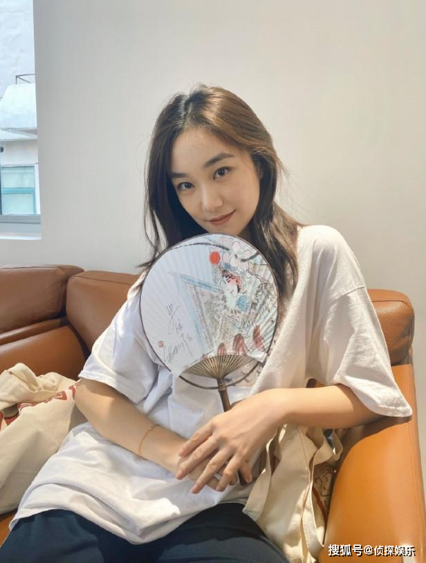 全家高顔值！孫儷「同父異母妹妹」上大學後越來越美　低頭淺笑「五官精緻越長越像姐姐」還是個學霸