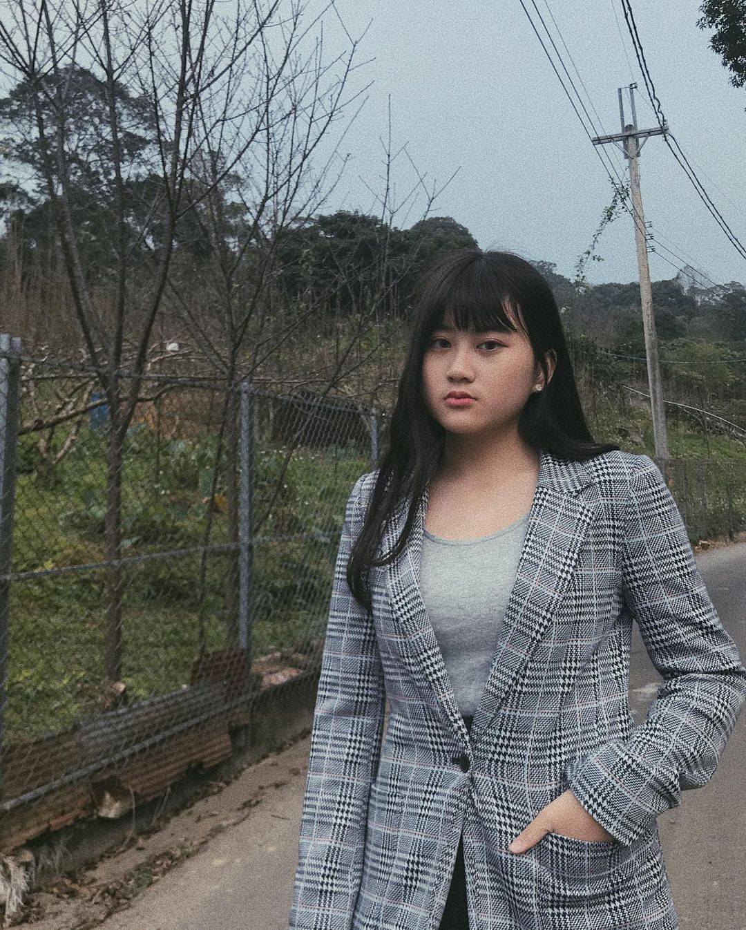「大小姐」愛子17歲了！換上制服拍畢業照　對鏡頭甜笑「近照水汪汪大眼」被讚爆：長大變超美❤️