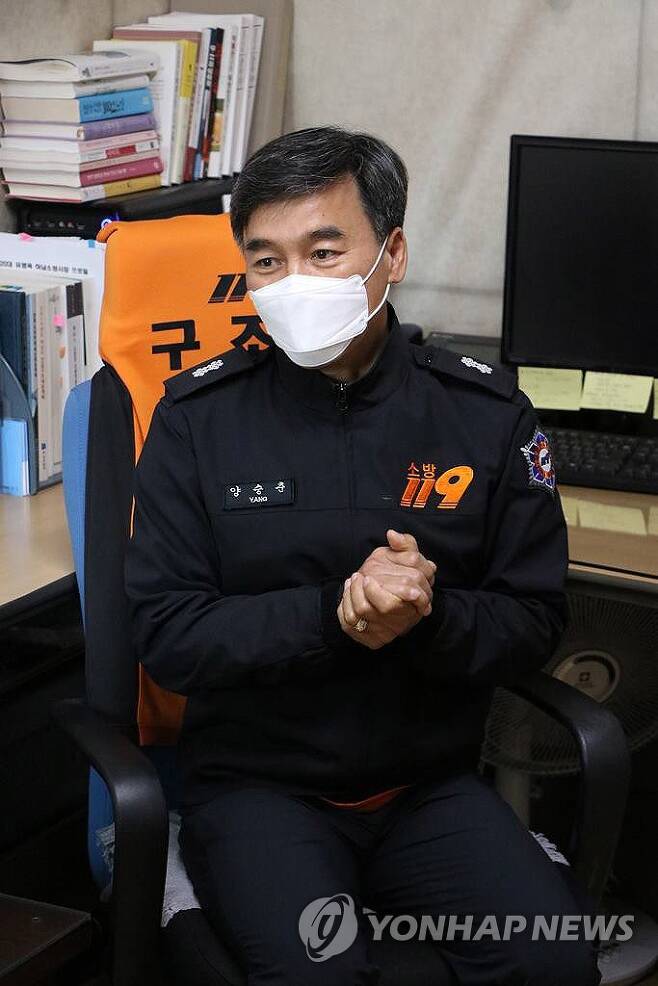不求回報！消防員主動致電貧困女「連續12年資助學費」　當親女兒養「一路幫到大學」女孩感動回報