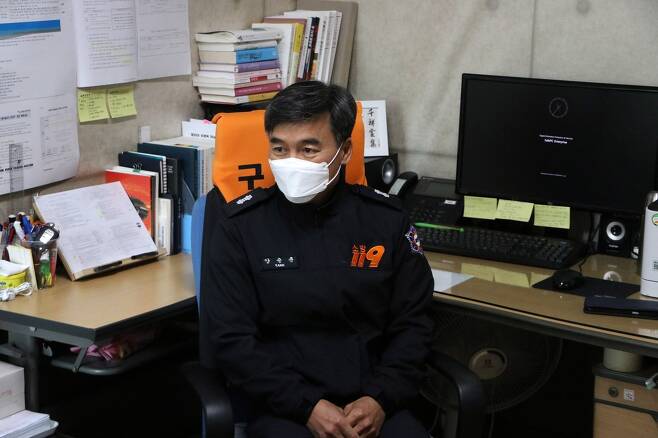不求回報！消防員主動致電貧困女「連續12年資助學費」　當親女兒養「一路幫到大學」女孩感動回報