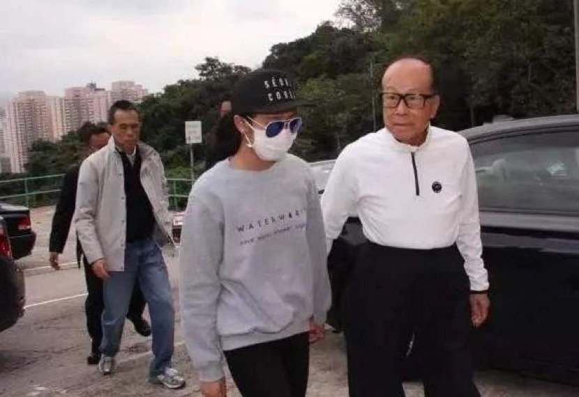 被李嘉誠藏20多年！她低調穿著樸素「保鏢卻從不離身」　真實身分曝光「24歲秒獲千億資產」