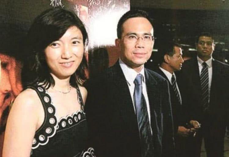 被李嘉誠藏20多年！她低調穿著樸素「保鏢卻從不離身」　真實身分曝光「24歲秒獲千億資產」