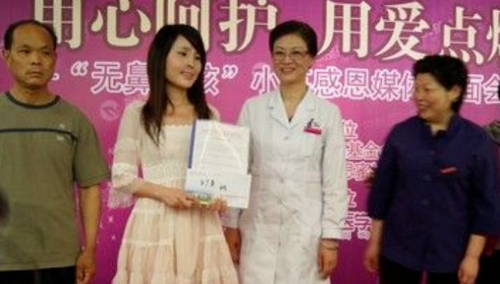 3歲被老鼠咬掉鼻子！無鼻女醜到沒公司肯錄取只好「掛牌求職」　好心人相助「大變樣」美翻全網