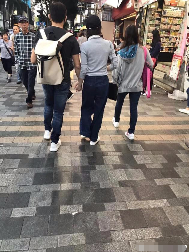 一家3口首亮相！吳奇隆攜妻兒低調出行「夫妻分工明確」　私下生活圖反差大「50歲吳奇隆越來越嫩」