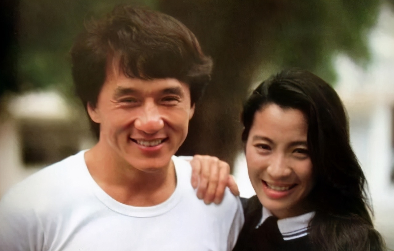 「武打女星」楊紫瓊罕曬近況！與74歲富豪男友貼臉自拍　相戀6000天「至今不婚未育」恩愛依舊