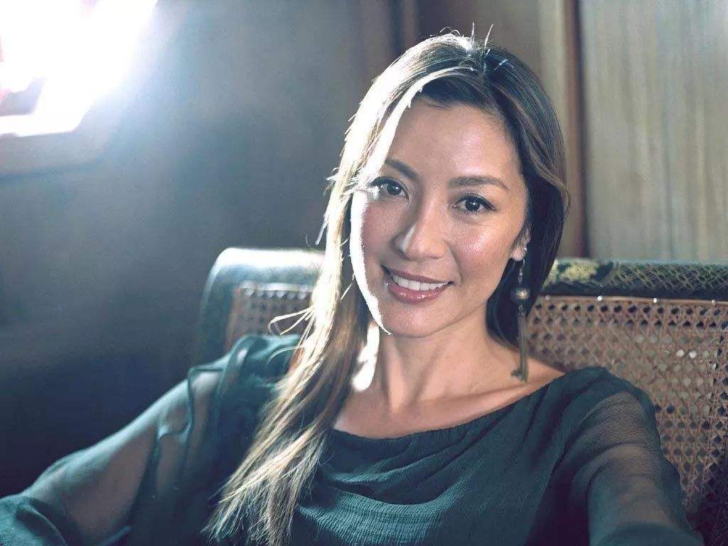 「武打女星」楊紫瓊罕曬近況！與74歲富豪男友貼臉自拍　相戀6000天「至今不婚未育」恩愛依舊