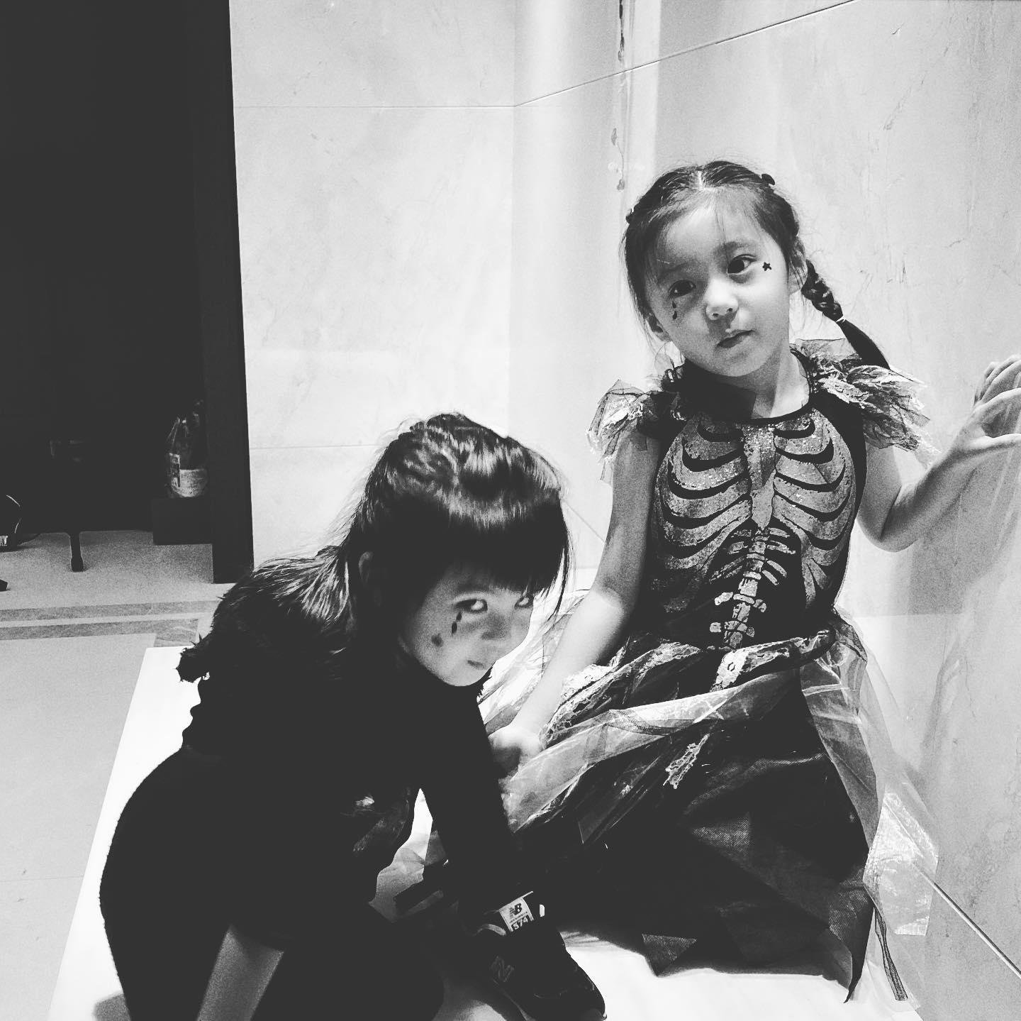 晚2年出生！BO妞遺傳神基因「整個人急速抽高」　跟咘咘站一起「差點就比過去」網笑：趕進度嗎