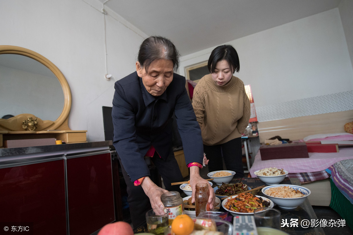 活菩薩！孤寡老人撿回「獨臂棄嬰」靠拾荒撫養25年　女孩考上研究生不忘反哺：您就是我媽